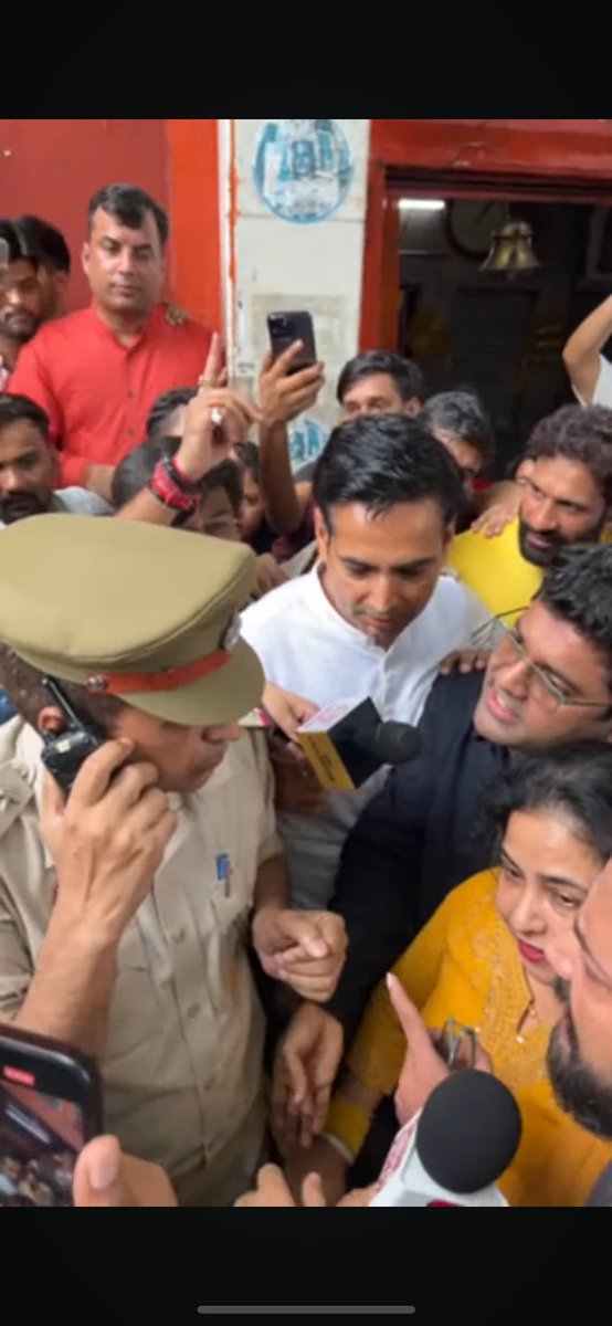 Yadavsarkar1111's tweet photo. छात्र पर लाठी, शिक्षक पर लाठी!
ऐसे बनेंगे "विश्वगुरु" ये महारथी।।।।
दिल्ली पुलिस की गुंडागर्दी I
 #SSC_System_Sudharo
#SSCVendorFailure 
#SSC_System_Sudharo 
#SSCMisManagement

@RYPofficial
@PMOIndia 
@SSCorg_in https://t.co/6tRrgaHe9A