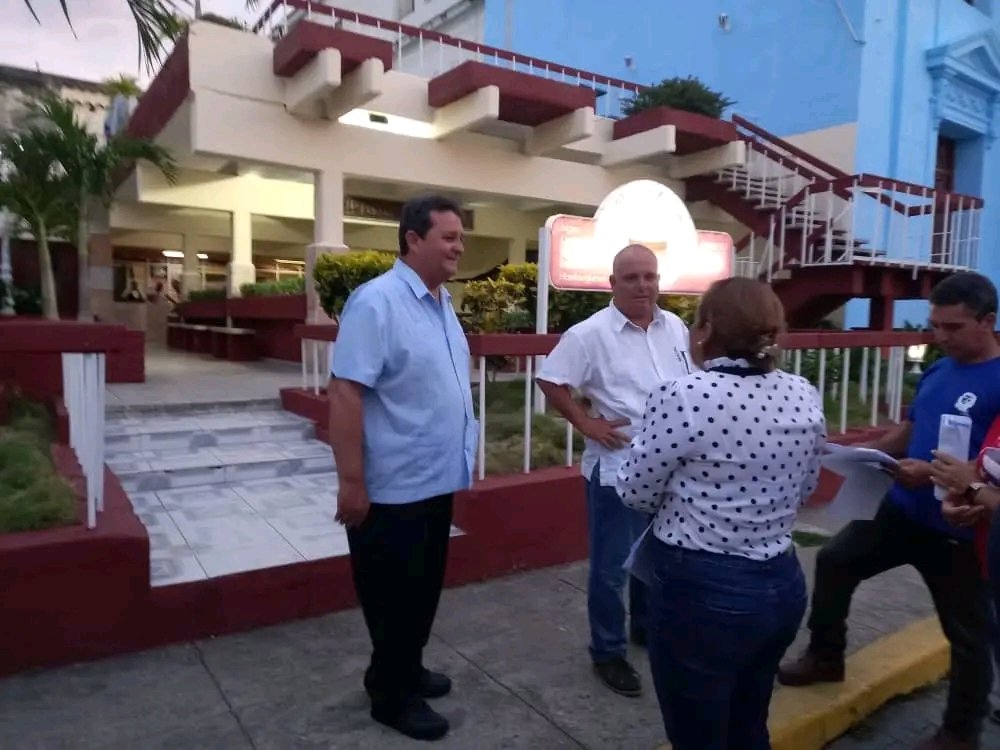 Susely Morfa González (@suselymorfag) on Twitter photo Junto a la Gobernadora <a href="/MilaxyA/">Milaxy Yanet Sánchez Armas</a> y <a href="/DilkyPonce/">Dilky Ponce</a> , recorrimos el corazón de nuestra querida Santa Clara: el Parque Vidal. Estamos comprometidos con su revitalización integral, para que sea un símbolo de belleza y orden para todos. ¡#VillaClaraConTodos Junto a la Gobernadora <a href="/MilaxyA/">Milaxy Yanet Sánchez Armas</a> y <a href="/DilkyPonce/">Dilky Ponce</a> , recorrimos el corazón de nuestra querida Santa Clara: el Parque Vidal. Estamos comprometidos con su revitalización integral, para que sea un símbolo de belleza y orden para todos. ¡#VillaClaraConTodos