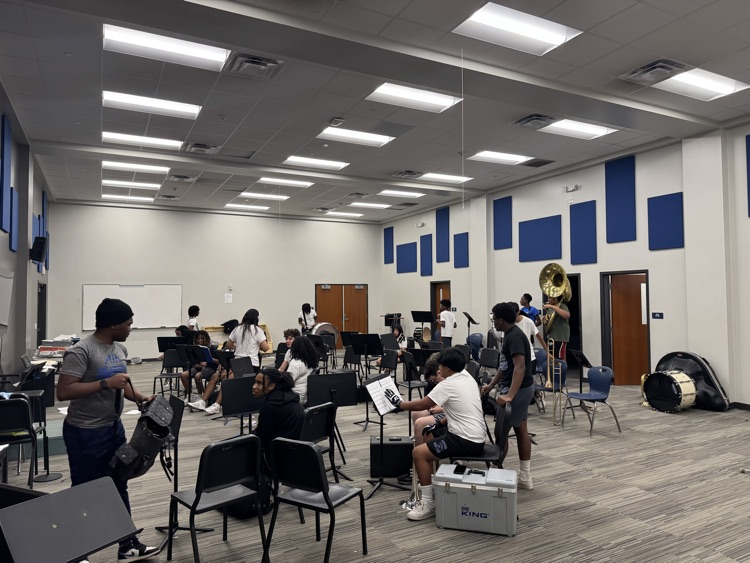 The Band of Blue is up and at it early this morning! 🥁 🎺 

Go Pels! 💙🤍