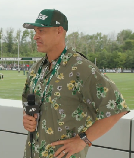 can we take a minute to appreciate <a href="/JamesFarrior/">James Farrior</a>'s outfit 👏

the 1997 first round pick is live talking all things Jets &amp; Aaron Glenn: bit.ly/45bT2hT