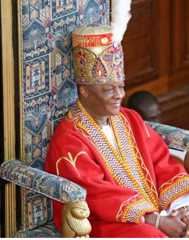 Twebaza omutenza ggulu ayi Katonda olw’okukuuma Nyinimu, Maasomoogi ng’alamula Obuganda kati emyaka 32! Wangaala ayi bbeene.