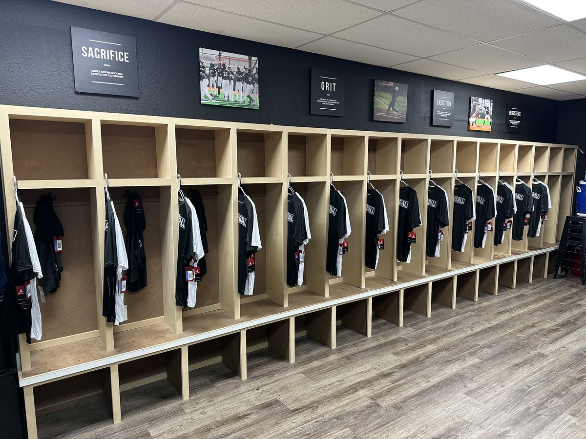 coachpage_'s tweet photo. I love this time of year! When all the gear starts coming in and the locker room feels like it’s starting to come back to life! #DubCity @DFWPostGrad @MattDeckerTPA 

Still looking for a few more arms! https://t.co/yVqhLBVuLl