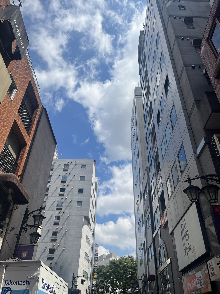 おかげさまで初日明けました！💐💐

明日はどんな奇跡が起こるだろう。

狭いけど晴れてて嬉しい。
明日からは雨模様、それも合いそうです。

残り全9公演。劇場で待ってます！

#鈴木製作所 
#おーい救けてくれ