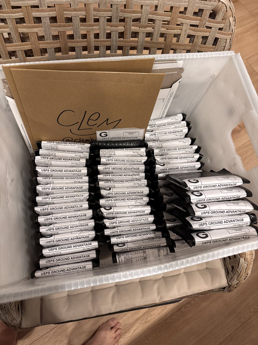 We just broke VeeFriends Sapphire… and turned $1 spots into insane value. 😳

-

Our second VeeFriends Sapphire break was a huge success. The chat chose PYC (vs. 32-spot). We pulled a red 5/5 Chill Chinchilla, Alert Ape /25, Whimsical Wolf /25, and a Vib’N Vamp /25. 

We gave