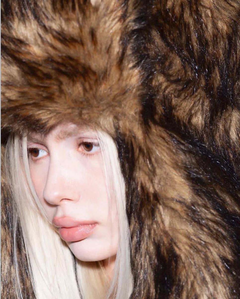 Aleyna Tilki - Kırlar Offical tracklist 

• Hiç de öyle olmadı 
• parla 
• Bitti 
• kırlar 
• Uzay &amp; Moro la Flor 
• Uzay 2 
• Kayboldum masalında &amp; Mabel matiz 
• Bekleyenim 
• Çaldın 
• Bedel 
• Canımın yarısı 
• Niyetim Saf 
• Uçurtma 

22.08.2025 Yayında !