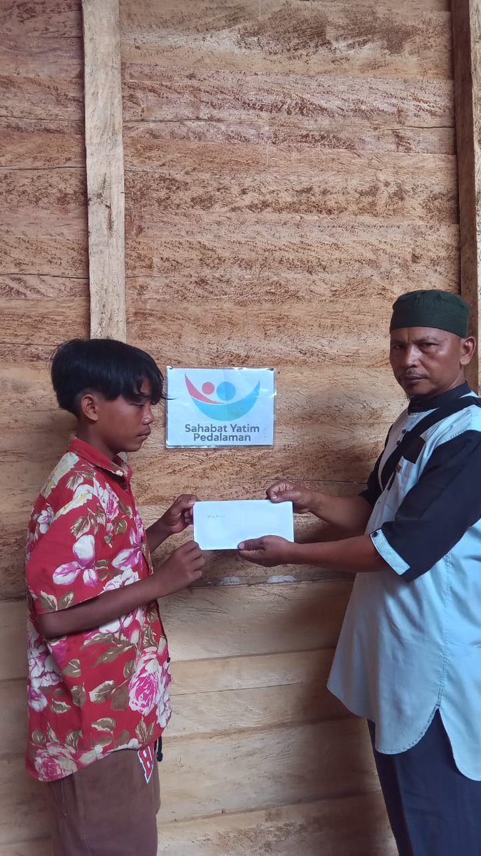 Ustadz aidil. Salah satu Da'i pedalaman yang punya konsentrasi dakwah di wilayah pedalaman Jambi dan membina mualaf suku anak dalam. 

Sempat kesulitan untuk kebutuhan dapurnya, karena setiap kali ada uang, beliau fokuskan untuk kebutuhan dakwah membina suku anak dalam jambi 😥