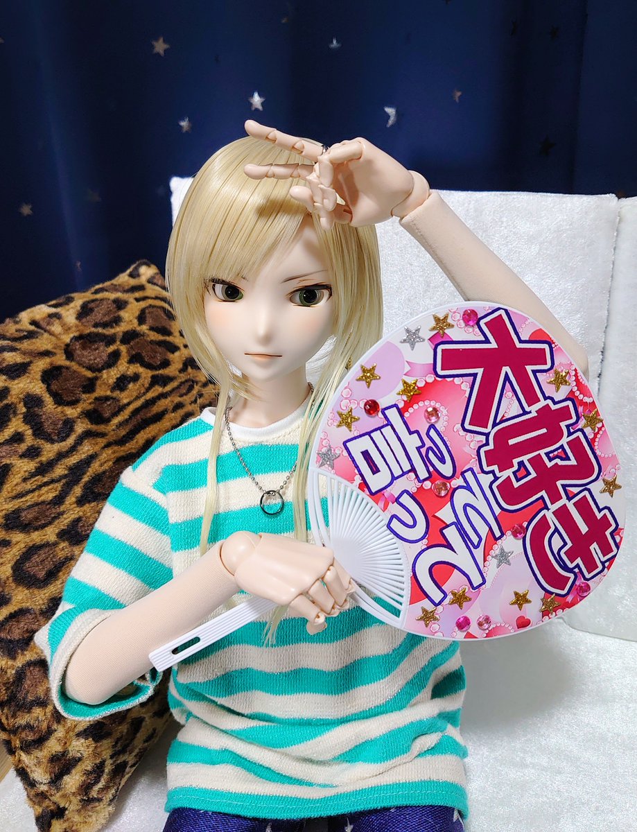 3人に「これ持って」って言ってみた🫶

ささはこういうの苦手でかわいい🥰

桐は興味なさすぎてラインストーン剥がそうとしとる……やめい😫

ゆっきーはノリいいよね🥳
楽しそう✨

＼大好きーーー！！／

#AsleepEidolon
#DD男子はいいぞ