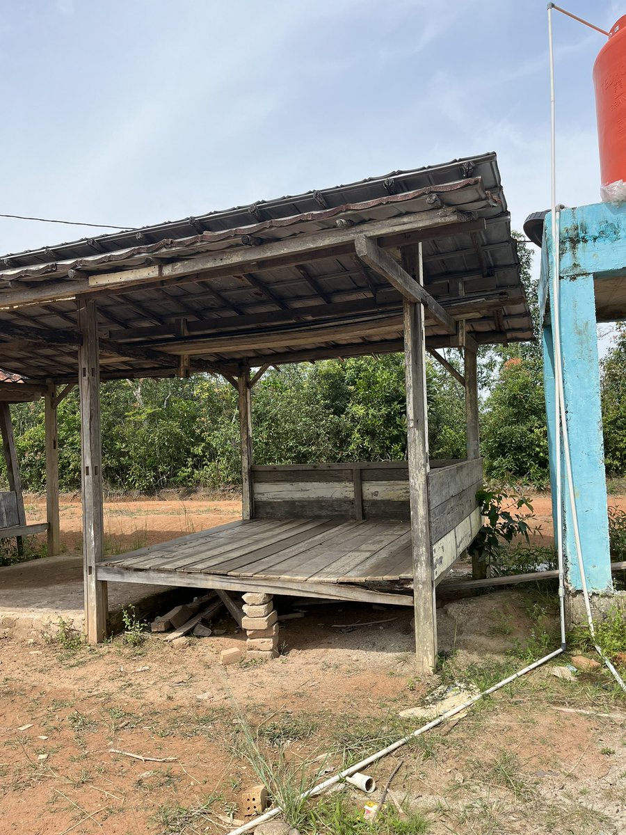 Ini salah satu gazebo/saung yng di pakai adik2 penghafal Quran di muara enim. 
Kayu lapuk sampai harus diganjal batu. 
Karena bahan bahannya juga bahan bekas yang dimaksimalkan manfaatnya hingga akhirny sampai batas usianya

Ikut yuk bangun saung Qur'an untuk mereka rek infaq🙂👇🏻