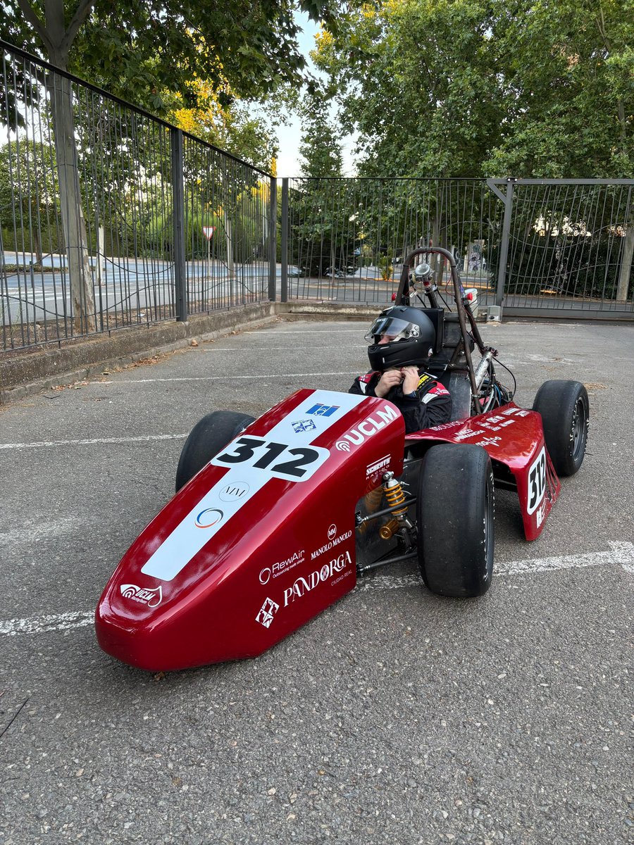 UCLMRacingTeam's tweet photo. ¡Os presentamos el URT25!
Nuestro monoplaza es el resultado de meses de trabajo y dedicación. Nada de esto sería posible sin el apoyo de nuestros patrocinadores, presentes en cada detalle.

Ahora toca ponerlo todo a prueba y representar al UCLM Racing Team en la pista. https://t.co/gvN2YmToEs