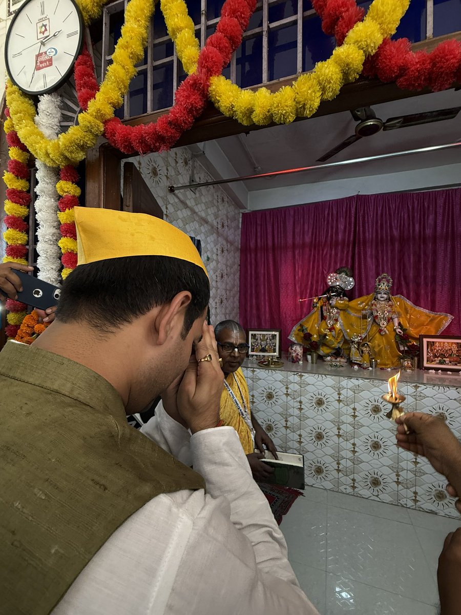 TejYadav14's tweet image. आज महुआ विधानसभा क्षेत्र के भ्रमण के दौरान पानापुर स्थित राधा कृष्ण मंदिर में पूजा अर्चना कर जन कल्याण हेतु आशीर्वाद लिया।

#TeamTejPratapYadav #Mahua #RadhaKrishna