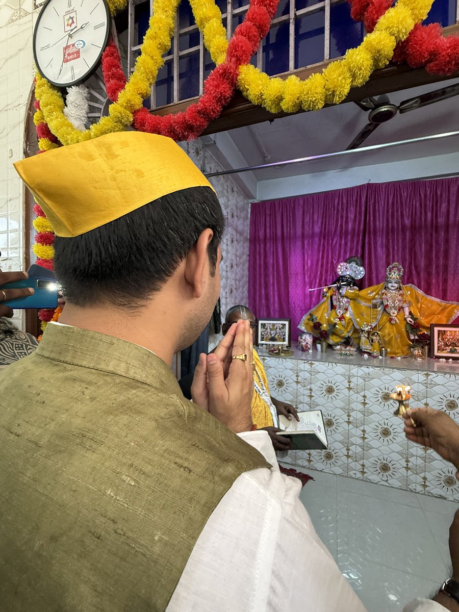 TejYadav14's tweet image. आज महुआ विधानसभा क्षेत्र के भ्रमण के दौरान पानापुर स्थित राधा कृष्ण मंदिर में पूजा अर्चना कर जन कल्याण हेतु आशीर्वाद लिया।

#TeamTejPratapYadav #Mahua #RadhaKrishna