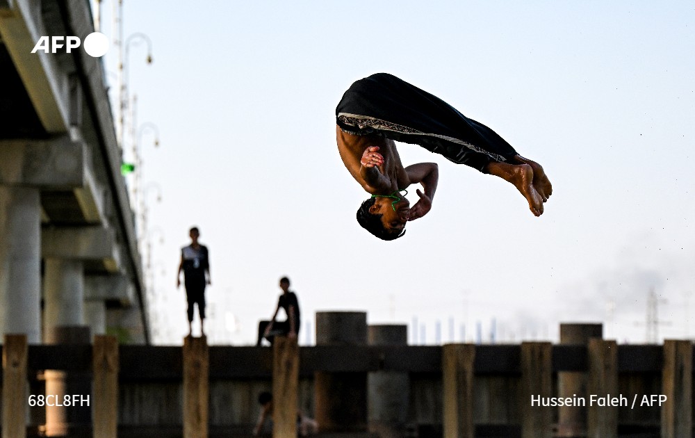 شبانٌ يقفزون في نهر الفرات في قضاء المدينة في شمال محافظة البصرة جنوب #العراق، خلال موجة حرّ تضرب البلاد، في 30 تموز/يوليو 2025.

📸 <a href="/Hussein_Afp/">Hussein Faleh | حسين فالح</a> / #فرانس_برس