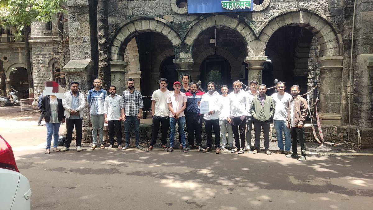 Dhananjay4INC's tweet photo. आज पुणे जिल्हाधिकारी कार्यालयासमोर काँग्रेसच्या नेतृत्वाखाली आयोजित “रोजगार सत्याग्रह” ऐतिहासिक होते.

अभियंत्यांची संघटना “इंजिनिअर्स असोसिएशन” च्या पदाधिकाऱ्यांनी उत्कृष्ट नियोजन करून समन्वय साधला.

२०१९ पासून रखडलेल्या जलसंपदा व जलसंवर्धन विभागातील ४,६००+ अभियंता पदांच्या भरतीसाठी बेरोजगार अभियंत्यांनी आपला  ठाम आवाज उठवला.

त्याचबरोबर राज्यातील २७  जिल्ह्यांतील युवकांनी आपापल्या जिल्ह्यातील जिल्हाधिकारी कार्यालयासमोर सत्याग्रह करून जिल्हाधिकाऱ्यांना निवेदने दिली.
पुण्यात ३५० हून अधिक तरुणांनी मैदानात उतरत शिस्तबद्ध आणि संवेदनशील आंदोलन घडवले.
या आंदोलनात काँग्रेसचे ज्येष्ठ नेते मा. गोपाळ तिवारी यांनी प्रत्यक्ष भेट देऊन युवकांना मार्गदर्शन केले.

प्रदेशाध्यक्ष मा. हर्षवर्धन दादा सपकाळ यांनी व्हिडीओ कॉलद्वारे युवकांशी संवाद साधून पाठिंबा जाहीर केला.

काँग्रेस पक्षाने राज्य सरकारला १५ दिवसांची मुदत दिली आहे.
त्यानंतरही भरती प्रक्रियेचे संपूर्ण वेळापत्रक न आल्यास संभाजीनगर येथील “वाल्मी” या संस्थेच्या मुख्य प्रवेश द्वाराजवळ अनिश्चितकालीन सत्याग्रह छेडण्यात येईल.

रोजगार हा मूलभूत अधिकार आहे.
हा लढा राजकारणाचा नव्हे, तर तरुणांच्या भविष्याचा आहे. काँग्रेस पक्ष संविधानिक मार्गाने युवकांच्या बाजूने ठामपणे उभा आहे.

@INCHarshsapkal @degree_holders 

✊ #रोजगारसत्याग्रह #CongressForYouth