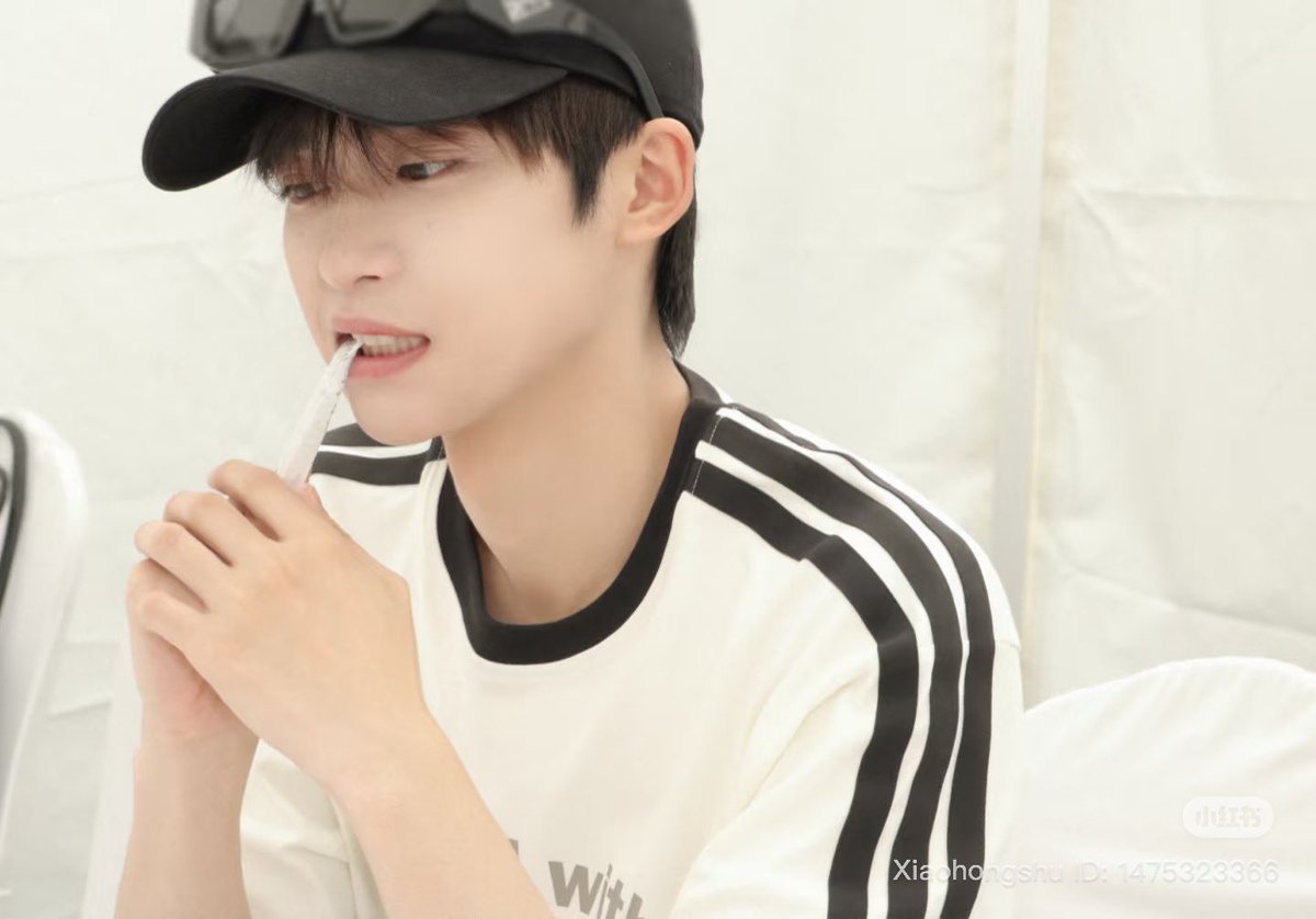 ZIYUGLOBAL_'s tweet photo. 31072025 RUIHE ENTERTAINMENT REDNOTE UPDATE

ZIYU | A Surprise “Summer” in Advance
Meeting up with the sunshine 🌞✨

🔗 https://t.co/INsK3aBds8 

#ZIYU #梓渝
