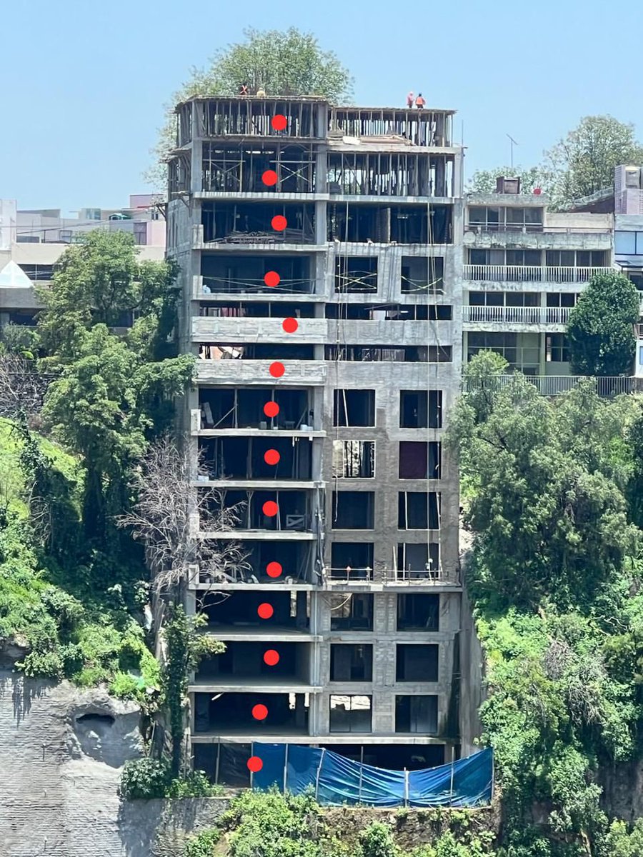 seabreeze74's tweet photo. @GobNau @Edomex @SEMARNAT_mx @PROFEPA_Mx @ColonosTK @delfinagomeza 
Este edificio en Fte. de Águilas 188, Tecamachalco, se construye sobre la barranca que es ANP; rebasa el límite de niveles hacia arriba ya ni se diga hacia abajo: 14 pisos! 
Y las autoridades??!!
🫣🤔😬😶
🧵 https://t.co/pqbjNWVQVq