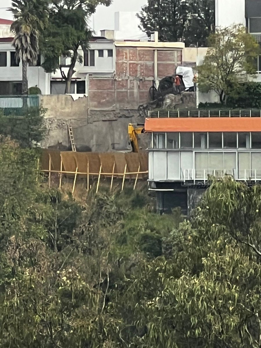 seabreeze74's tweet photo. Mientras tanto, la colonia se cae de baches, no hay vialidades; tampoco tienen agua, la  llevan con pipas; o pretenden vaciar los pozos de colonias aledañas que si respetan el uso de suelo y son casas unifamiliares… con tantos edificios ya no tienen agua.
La inseguridad es 🧵 https://t.co/fcS7aVS6er
