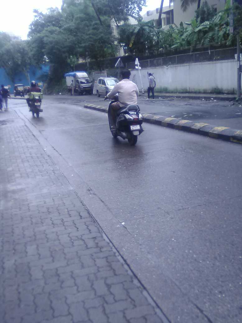 jay_dharod's tweet photo. I am wrongly being penalised for a traffic infraction which I have not committed. On raising a grievance, the team rejected it without even looking at their own proof. This vehicle is not mine, this person is not me.  @MumTraffic @CPMumbaiPolice  @MumbaiPolice  #mumtrafficapp https://t.co/CNu2O9jqiw