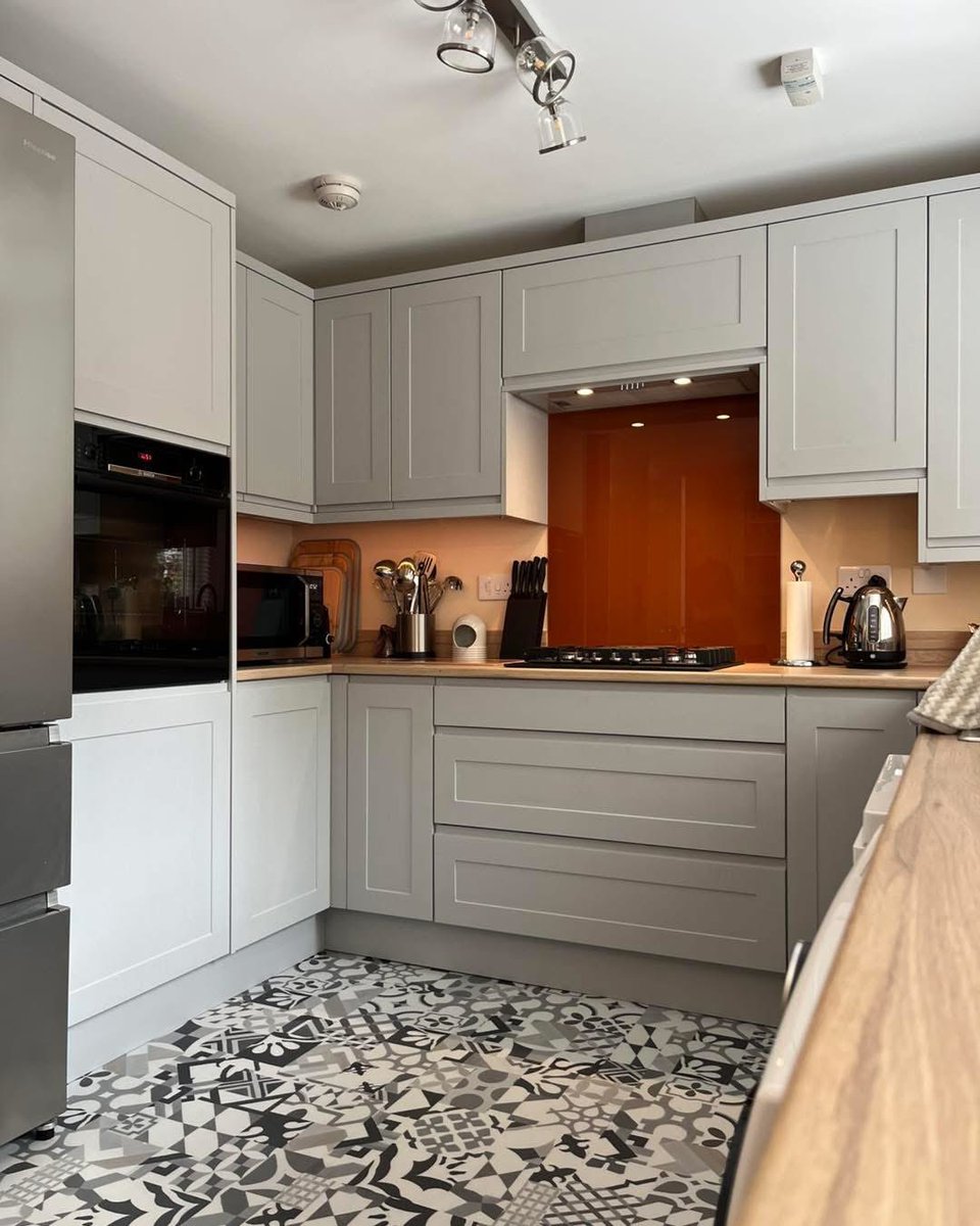 DrawersNDoors's tweet photo. A beautiful new kitchen for our happy customers in Stewartby.

Featuring the ‘Elland’ handleless shaker in paint flow Matt light grey , wooden laminate worktops

#kitchenshowroom #newkitchen #ampthill #kitchendesign #kitchen #renovation #bedfordshire #flitwick #stewartby https://t.co/Udn9gq0XMY