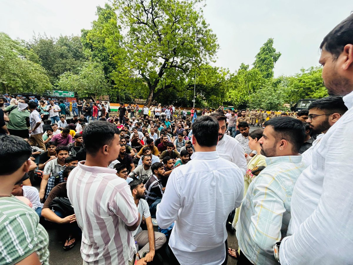 मोदी सरकार छात्रों के भविष्य को बर्बाद करने पर तुली है। 

देश के छात्र SSC परीक्षा में हुई धांधली के खिलाफ आवाज उठा रहे हैं। आज <a href="/nsui/">NSUI</a> अध्यक्ष <a href="/varunchoudhary2/">Varun Choudhary</a> जी छात्रों के हक की इस लड़ाई में शामिल हुए। 

छात्र लगातार कह रहे हैं कि परीक्षा में घपलेबाजी हो रही है, लेकिन सरकार