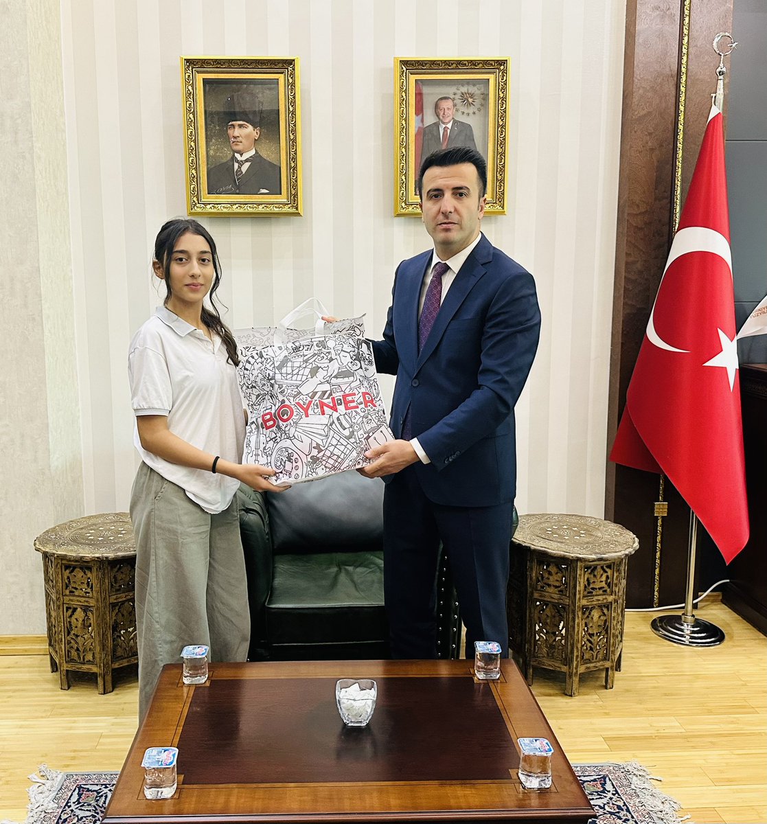 Kaymakamımız Sayın Necdet ÖZDEMİR,Karate ve Kick Boks-Kicklight dalında Türkiye ve uluslararası müsabakalarda dereceye giren öğrencimiz Nehir AYTULUN ve Nesrin YANAR’ı makamında ağırladı.Kaymakamımız Sayın ÖZDEMİR, öğrencilerimizi tebrik ederek, hediyelerini takdim etti.🥇#Bağlar