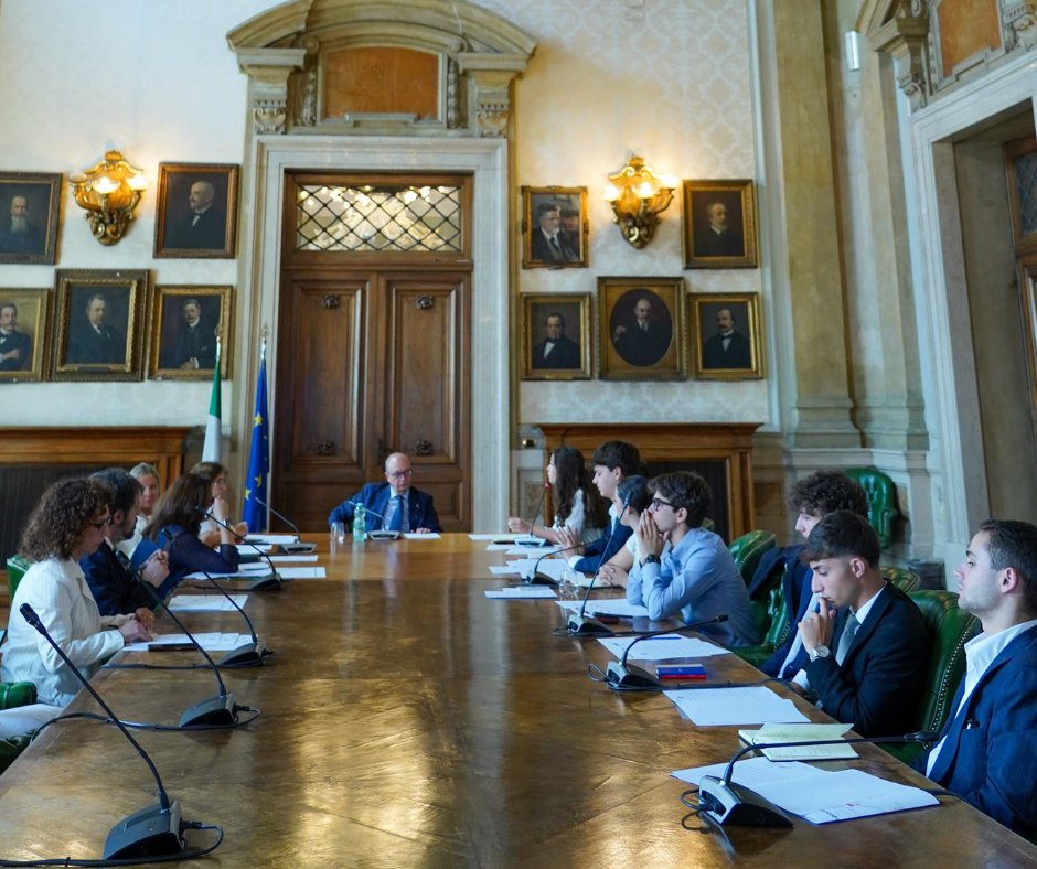 INCONTRO TRA IL MINISTRO VALDITARA E I RAPPRESENTANTI DELLE CONSULTE STUDENTESCHE. VALDITARA: “DALL’IA AL BENESSERE DEGLI STUDENTI, CONFRONTO COSTRUTTIVO. LE CONSULTE DIVENTINO MODELLO EUROPEO”.
Ieri ho incontrato l'Ufficio di Coordinamento Nazionale dei Presidenti di Consulta