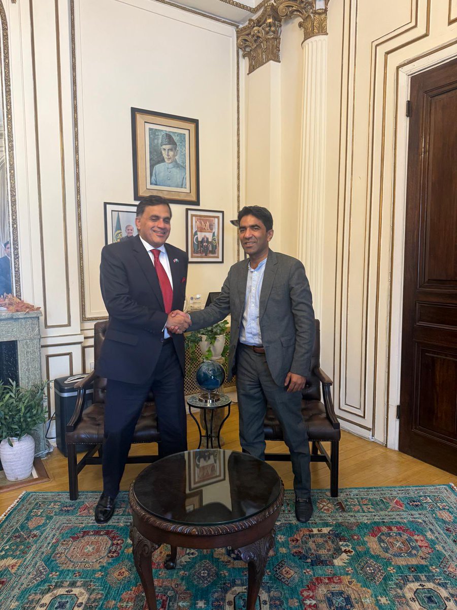 صدر مسلم لیگ ن برطانیہ احسن ڈار صاحب کی سفیرِ پاکستان برطانیہ ڈاکٹر محمد فیصل سے ملاقات۔ برطامیہ میں PIA کی فلائٹس کی بحالی کے حوالے خصوصی گفتگو۔ 
اس موقعہ پر ایم پی اے عمر فاروق ڈار اور سیکریٹری جنرل مسلم لیگ ب برطانیہ راشد ہاشمی بھی موجود تھے۔