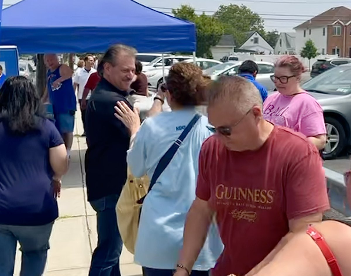 This past weekend, I had the pleasure of partnering w Senator Roxanne Persaud and Assemblymember Stacey Pheffer Amato on a paper shredding event held at St. Helens in Howard Beach. My thanks to the parish for its cooperation w the event.