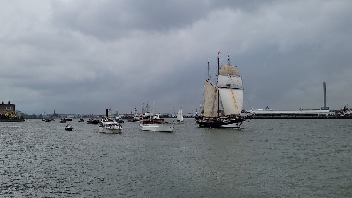 De #Oosterschelde is bijna bij de #veerhaven in #Rotterdam <a href="/RTV_Rijnmond/">Rijnmond</a> <a href="/HartvNL/">Hart van Nederland</a> <a href="/Havenloods/">Havenloods</a>