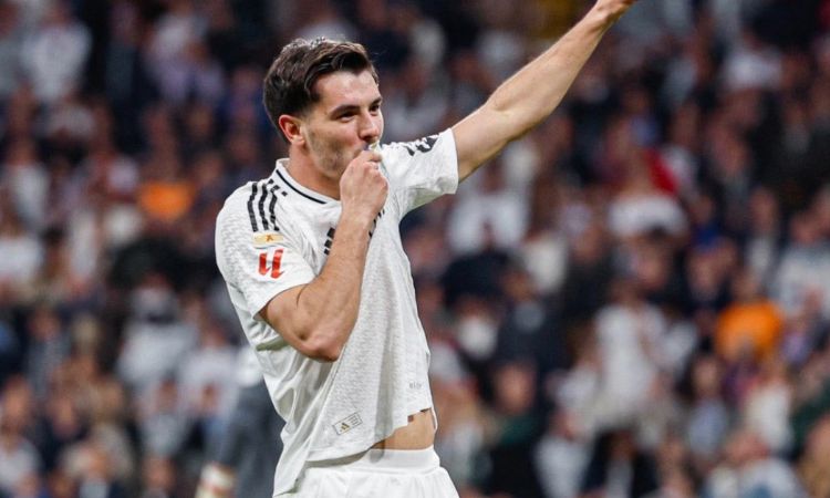 Fenerbahçe taraftarından Brahim Diaz’a yorum bombardımanı

Fenerbahçe’nin yeni hedefi olarak Real Madrid forması giyen Brahim Diaz gösteriliyor.

olaygazete.co.uk/olay-spor/fene…