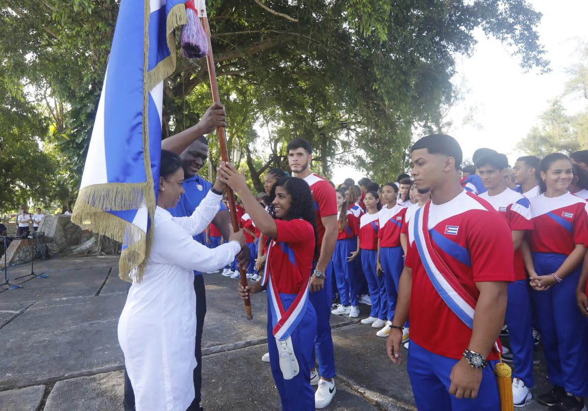 Abanderada la delegación que será #Cuba en los Juegos Panamericanos Júnior de #Asunción2025. 
La vice primera ministra Inés María Chapman Waugh y el pentacampeón olímpico Mijaín López Núñez le entregaron la enseña nacional que defenderán en esa lid. #ConAmorPorCuba
#CubaEstáFirme