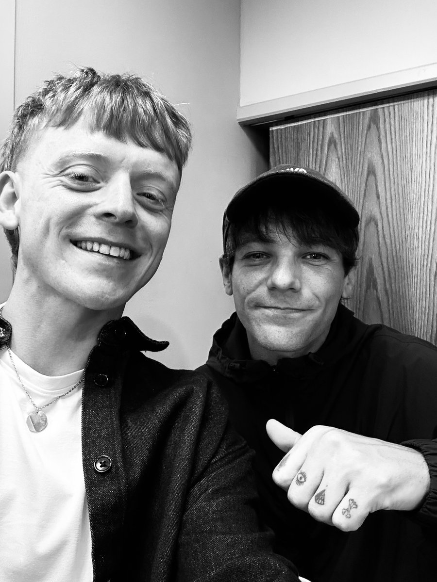 Now here's something fun: <a href="/TheKsUK/">THE K'S</a> popped to Cardiff for *that* Oasis show...

And met both Danny Dyer *and* Louis Tomlinson! Now that's living la vida loca...

clashmusic.com/features/in-pi…

#LouisTomlinson #DannyDyer