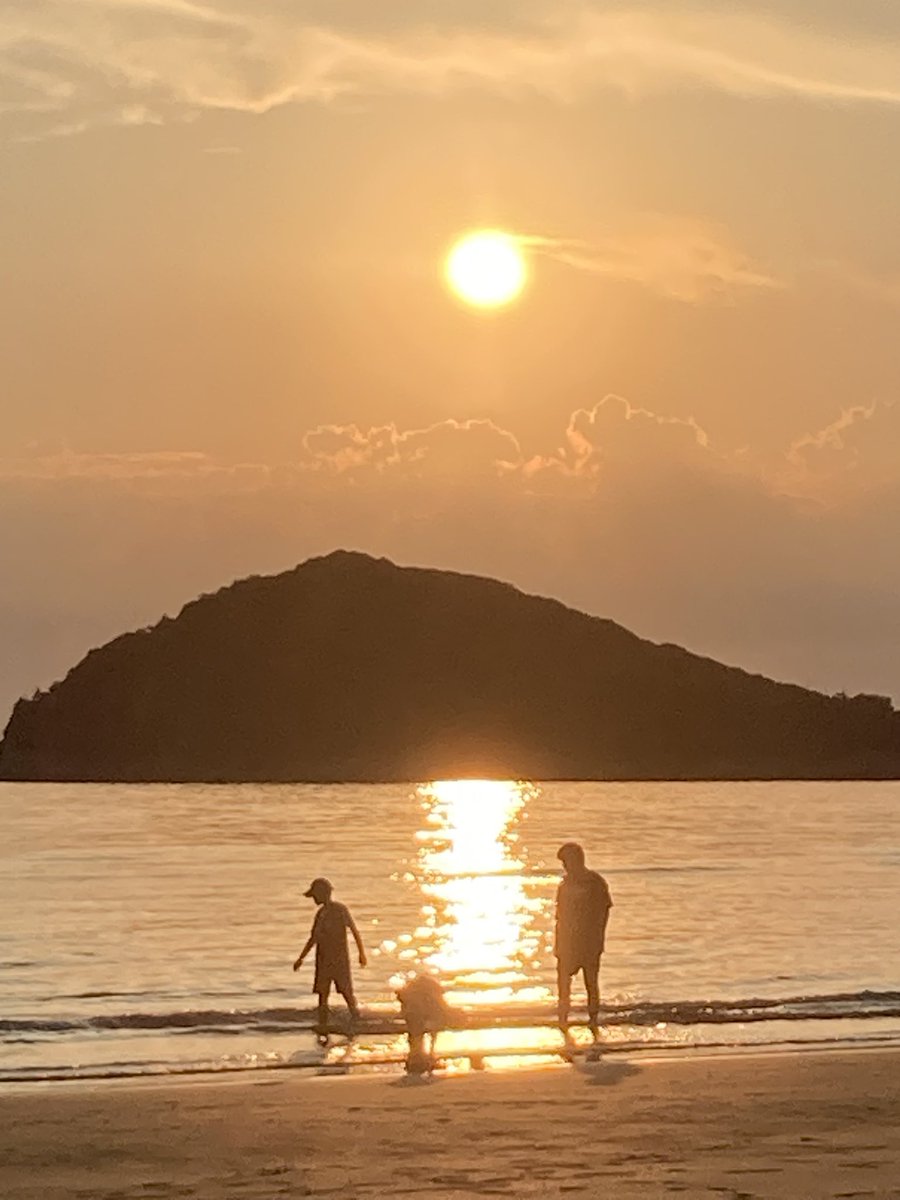「日本のウユニ塩湖」と呼ばれる香川県のスポットに来て映えた写真を撮ろうと色々やったけれど、夕陽に映り込んだ全然関係ない家族の写真が1番エモかったので供養しておきます
