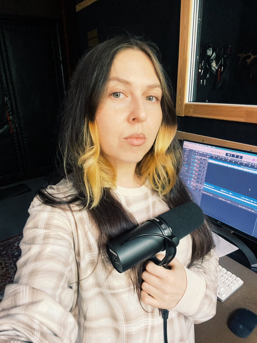 Ай, пішли вони нахєр зі своїми обстрілами. Жива, ціла, то я все одно запишу сьогодні демку