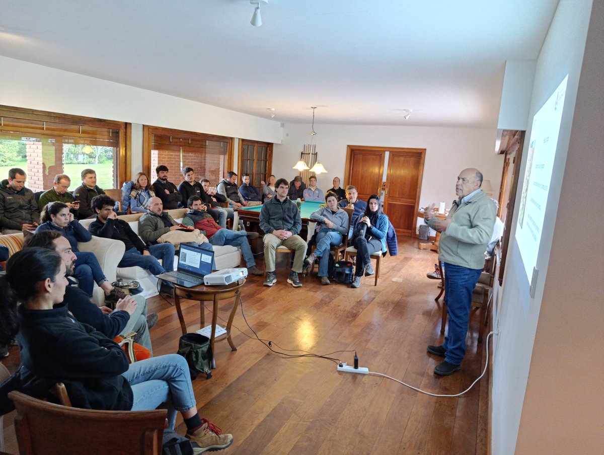 <a href="/aapresid/">Aapresid</a> <a href="/TandiliaReg/">Aapresid Tandilia</a> , ahora en el campo de Azul, Javier Freddy de la FCA de la Unicen, nos habla de Sistemas Integrados Agricola-Ganaderos en campos Agrícolas. Reunión Regional Tandil de Aapresid