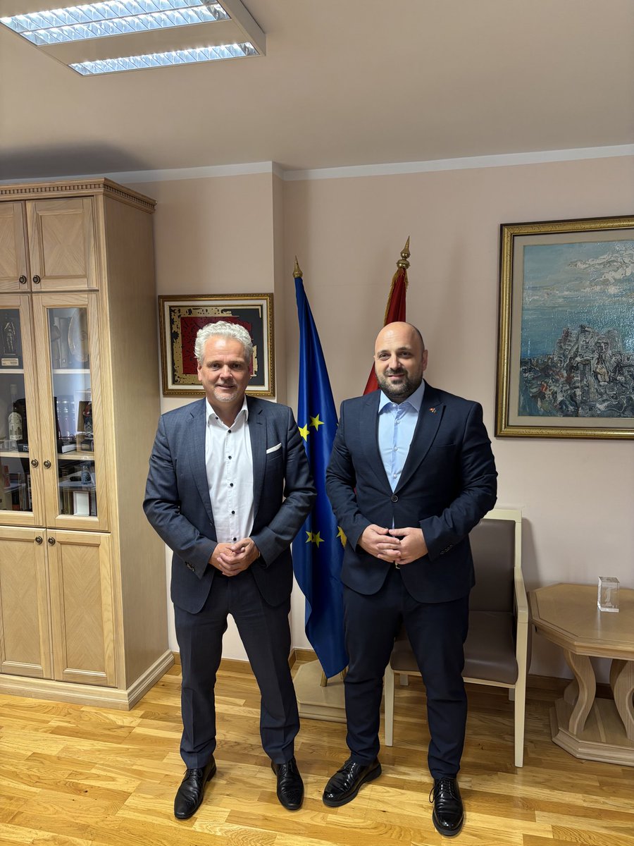 Johann Sattler (@josattler) on Twitter photo Sadržajan sastanak sa ministrom <a href="/BojanBozovicPG/">Bojan Božović</a>. Reforma pravosuđa ostaje ključni 🇪🇺prioritet u poglavlju 23. Razgovarali smo o ustavnim izmjenama, sprovođenju preporuka Venecijanske komisije i efikasnosti pravosuđa. Cijenimo doprinos ministra i njegovog tima ovom važnom poslu. Sadržajan sastanak sa ministrom <a href="/BojanBozovicPG/">Bojan Božović</a>. Reforma pravosuđa ostaje ključni 🇪🇺prioritet u poglavlju 23. Razgovarali smo o ustavnim izmjenama, sprovođenju preporuka Venecijanske komisije i efikasnosti pravosuđa. Cijenimo doprinos ministra i njegovog tima ovom važnom poslu.