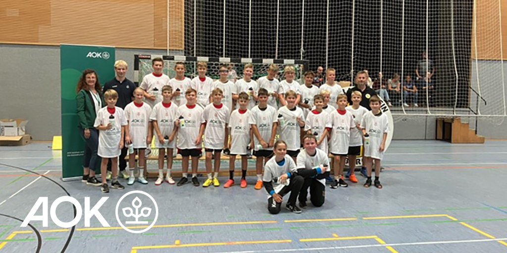 Im Rahmen der Warmup-Tour waren wir gestern in Ilsenburg.💚 Vor dem Hauptspiel gab es jeweils ein exklusives AOK Kindertraining mit einem Nachwuchstrainer vom #SCM. Danach spielte der <a href="/SCMagdeburg/">SC Magdeburg</a> gegen den dänischen Handballklub Fredericia.🤾‍♀️