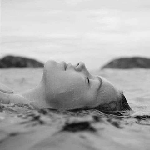 "Sé humilde, sé simple. Inclínate ante la grandeza de una flor, de una nube, de un insecto. No seas nada. No seas nadie. Sé literalmente una nada. Y cuando estés completamente vacío, el recipiente se podrá llenar de todo lo que realmente eres”.
Nikos Kazantzakis