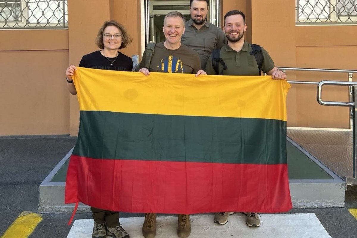 These Lithuanian doctors risked their lives to save others just 10 km from the front line in Ukraine. It isn’t just help — it is heroism. Lithuania will always stand with Ukraine💛💙🇱🇹 #Lithuania #Ukraine #StandWithUkraine️