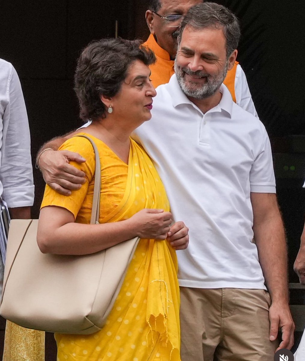 भाई बहन की तस्वीर कैसी लगी , वैसे पता है क्या बात हो रही थी 😋