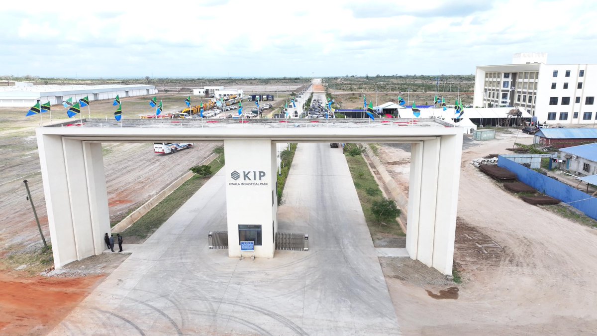 Kazi ya kuifanya nchi yetu kuwa kitovu cha biashara, usafirishaji na uzalishaji wa bidhaa, inahitaji uwekezaji na miundombinu bora. Kazi hiyo tunaendelea kuifanya kwa weledi ambapo, leo mkoani Pwani nimezindua Bandari Kavu ya Kwala, usafirishaji wa mizigo kwa SGR kutoka Kwala