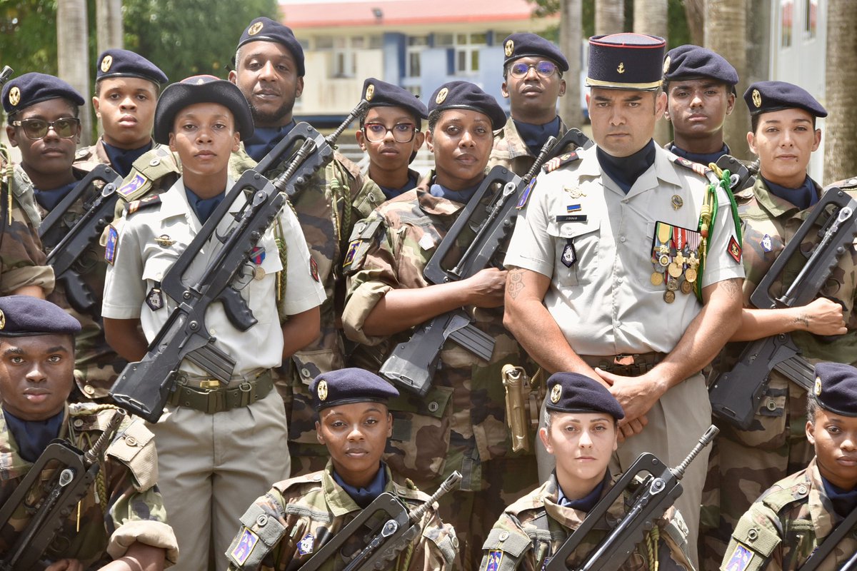 Trente jeunes Antillais rejoignent ce jour la famille du 33.
Ils ont suivi une formation générale initiale de réserve, exigeante et progressive.

Bienvenue aux nouveaux marsouins !