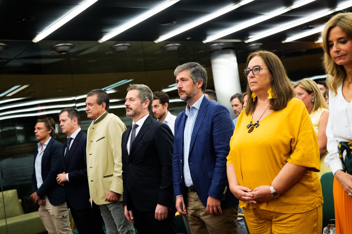 ComunidadMadrid's tweet photo. 👟 La Comunidad de Madrid destinará el euro solidario de la carrera Madrid corre por Madrid 2025 a la @_AVT_.

🤝 Los consejeros @MA_GarciaMartin y @depacoserrano han firmado un protocolo general de actuación con la entidad y con MAPOMA.

+Info: https://t.co/ah5NNibUxG https://t.co/yFhZdNArSJ