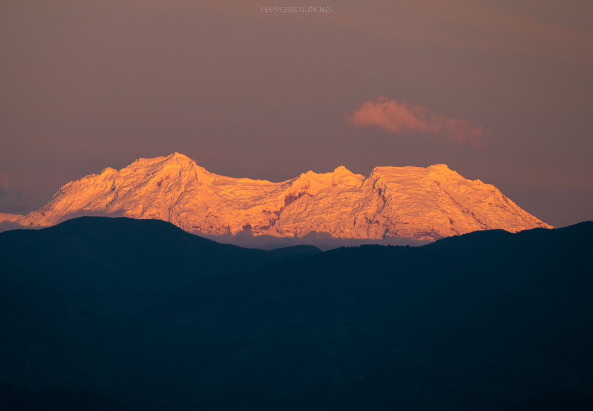 Hoy al amanecer el sol iluminó al Nevado del Wila como hace mucho tiempo no lo hacía. En Neiva dicen que si amanece el nevado así despejado, fijo hace calor... 🔥🔥🔥