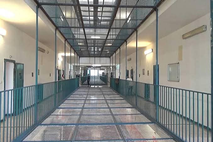 Carla Zambelli está num presídio super lotado na Itália, o Germana Stefanini. São 369 mulheres internas, 100 além do limite. Ela está numa cela com dois beliches e banheiro coletivo.
