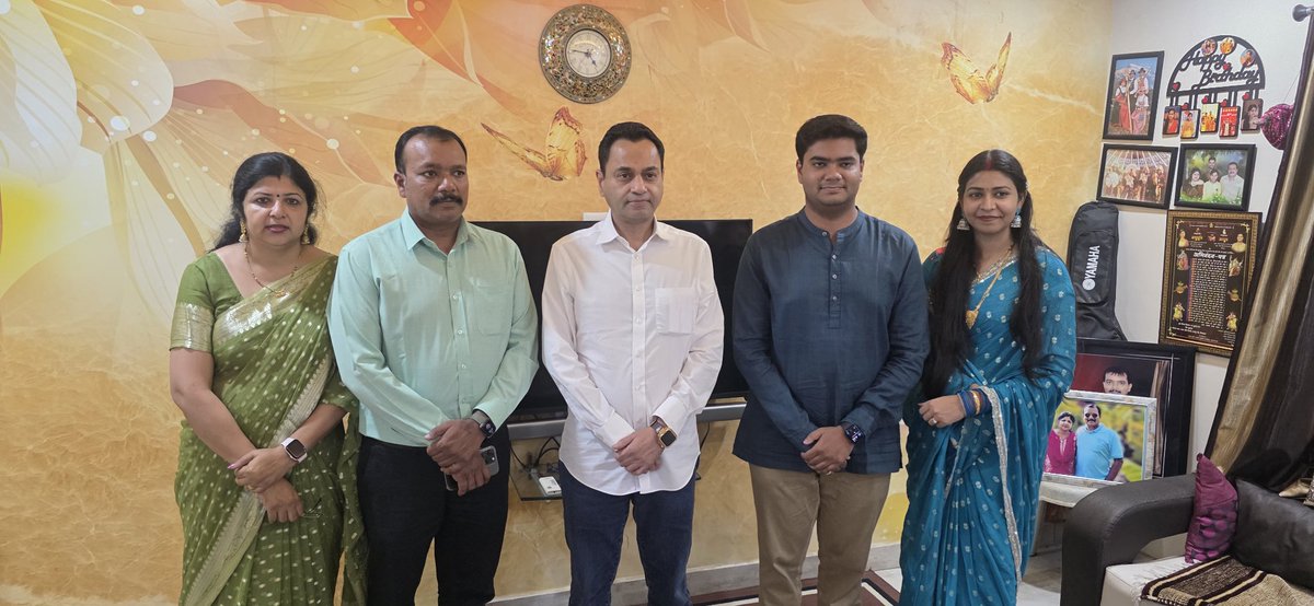 आज मनोज सोनी जी के निज निवास पहुंचकर नव विवाहित जोड़े चि. आयुष सोनी एवं सौ. अनुभूति सोनी को सुखी दाम्पत्य जीवन हेतु शुभकामनाएं प्रेषित कर आशिर्वाद दिया।