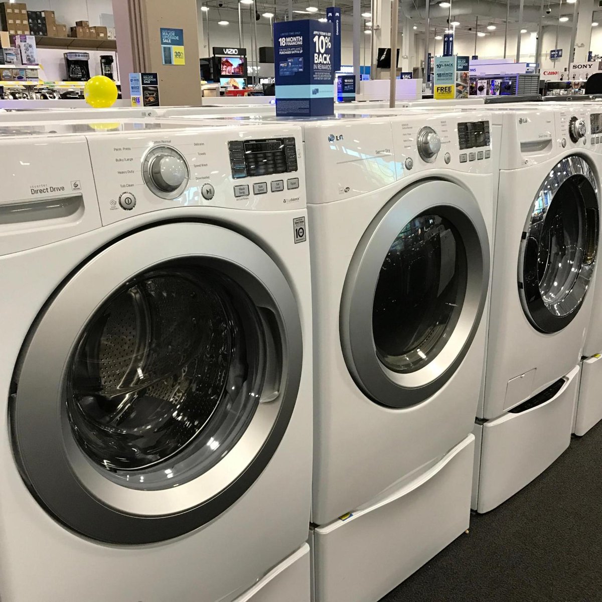 factpostnews's tweet image. New economic data shows that, in the past 6 months, durable manufactured goods have had the largest price increase during any 6-month period in the past 38 years.

This increase is likely due to Trump's tariffs.