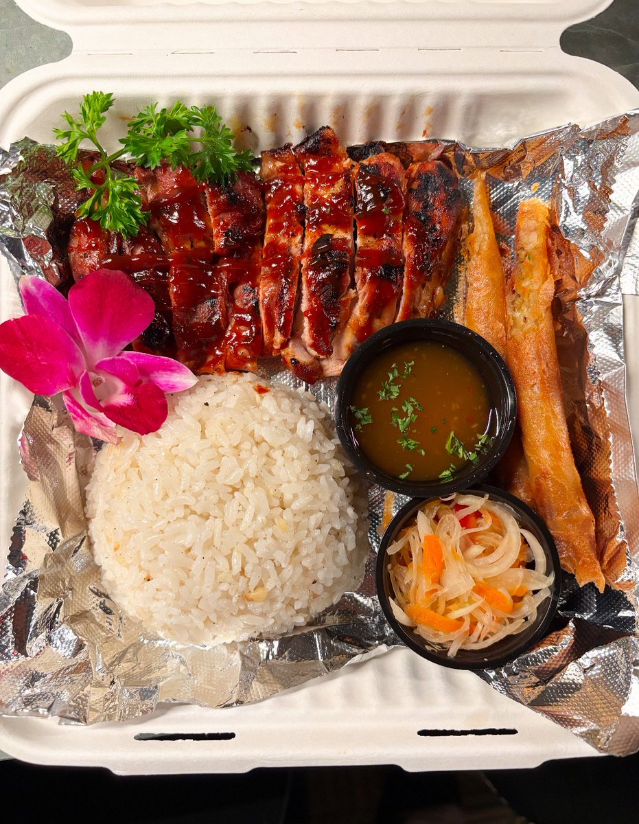 The ultimate pre-show power move? Grabbing our to-go Bento before the AdMo Vibe concert starts 🎶🍱 Let’s kick off the summer series right!