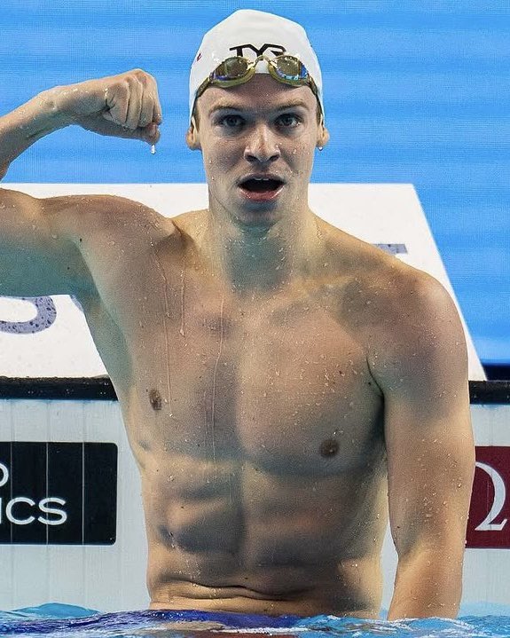 Léon Marchand est grand, très grand 👏

À Singapour, il décroche la médaille d'or, bat tous les records et s'offre le titre de champion du monde sur 200 mètres 4 nages.

Bravo Léon, continue de nous faire rêver !