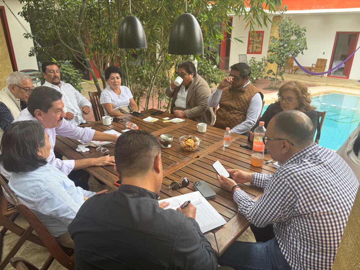 Ayer en Oaxaca recibimos y Evaluamos avances de MÉXICO NUEVO,con diferentes municipios del Istmo,Mixteca,Valles centrales,cuenca del Papaloapan y la capital Coordinadores de municipios,distritos federales,locales y planillas de regidores y síndicos