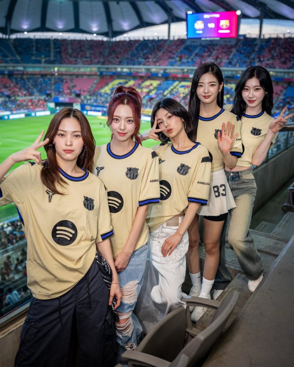 📸 ITZY dengan jersey away Barcelona musim 2025/26. 😍